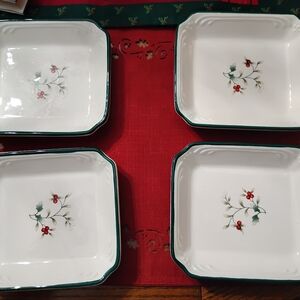 Pfaltzgraff Winterberry Christmas Dishes. Set Of 4 Excellent Condition